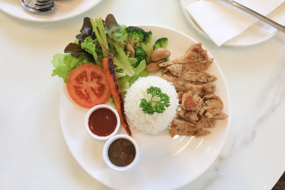 Piring makanan seimbang dengan sayur, lauk berprotein, dan buah